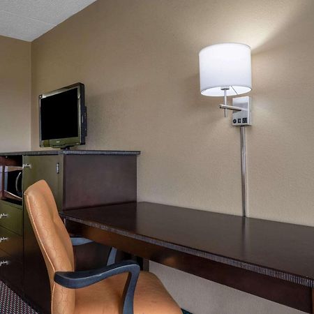 Super 8 By Wyndham Perrysburg-Toledo Hotel Екстериор снимка