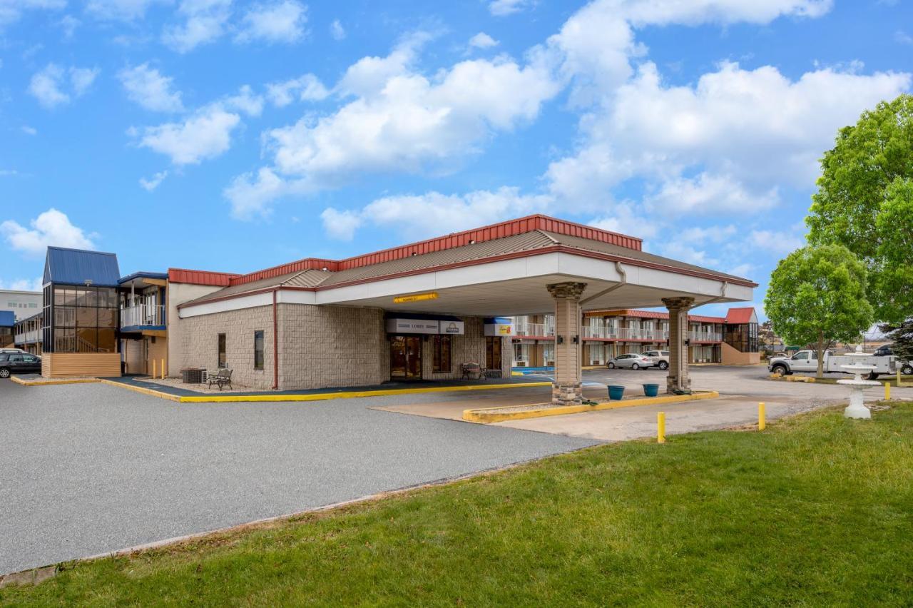 Super 8 By Wyndham Perrysburg-Toledo Hotel Екстериор снимка