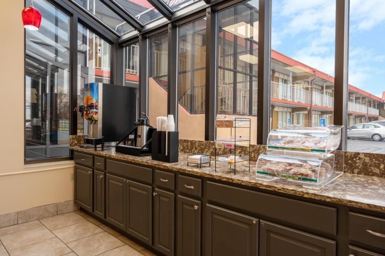 Super 8 By Wyndham Perrysburg-Toledo Hotel Екстериор снимка