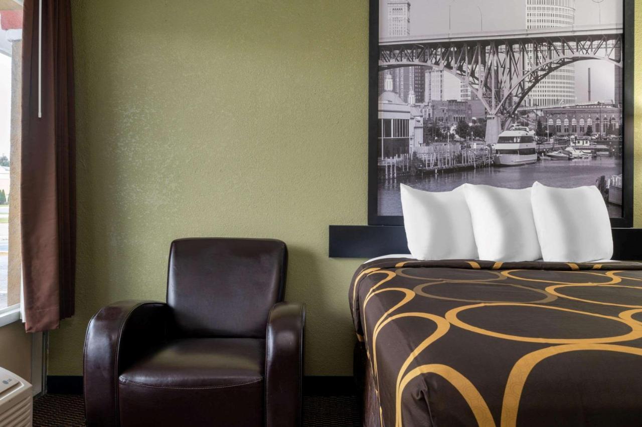 Super 8 By Wyndham Perrysburg-Toledo Hotel Екстериор снимка