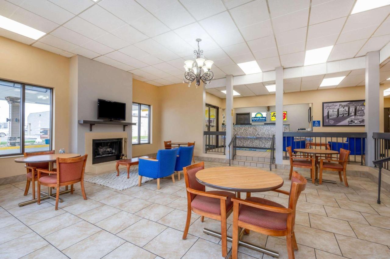 Super 8 By Wyndham Perrysburg-Toledo Hotel Екстериор снимка