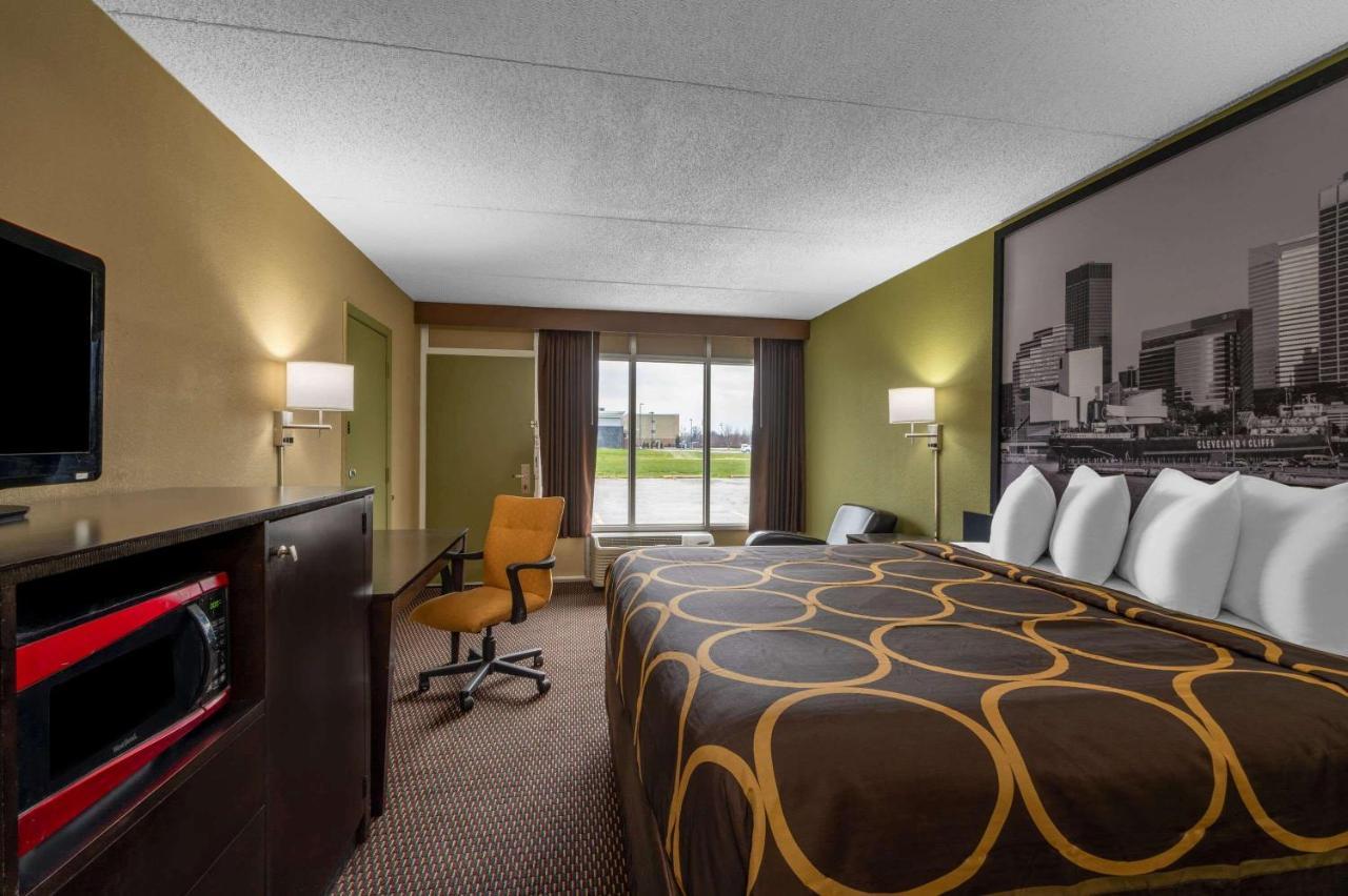 Super 8 By Wyndham Perrysburg-Toledo Hotel Екстериор снимка