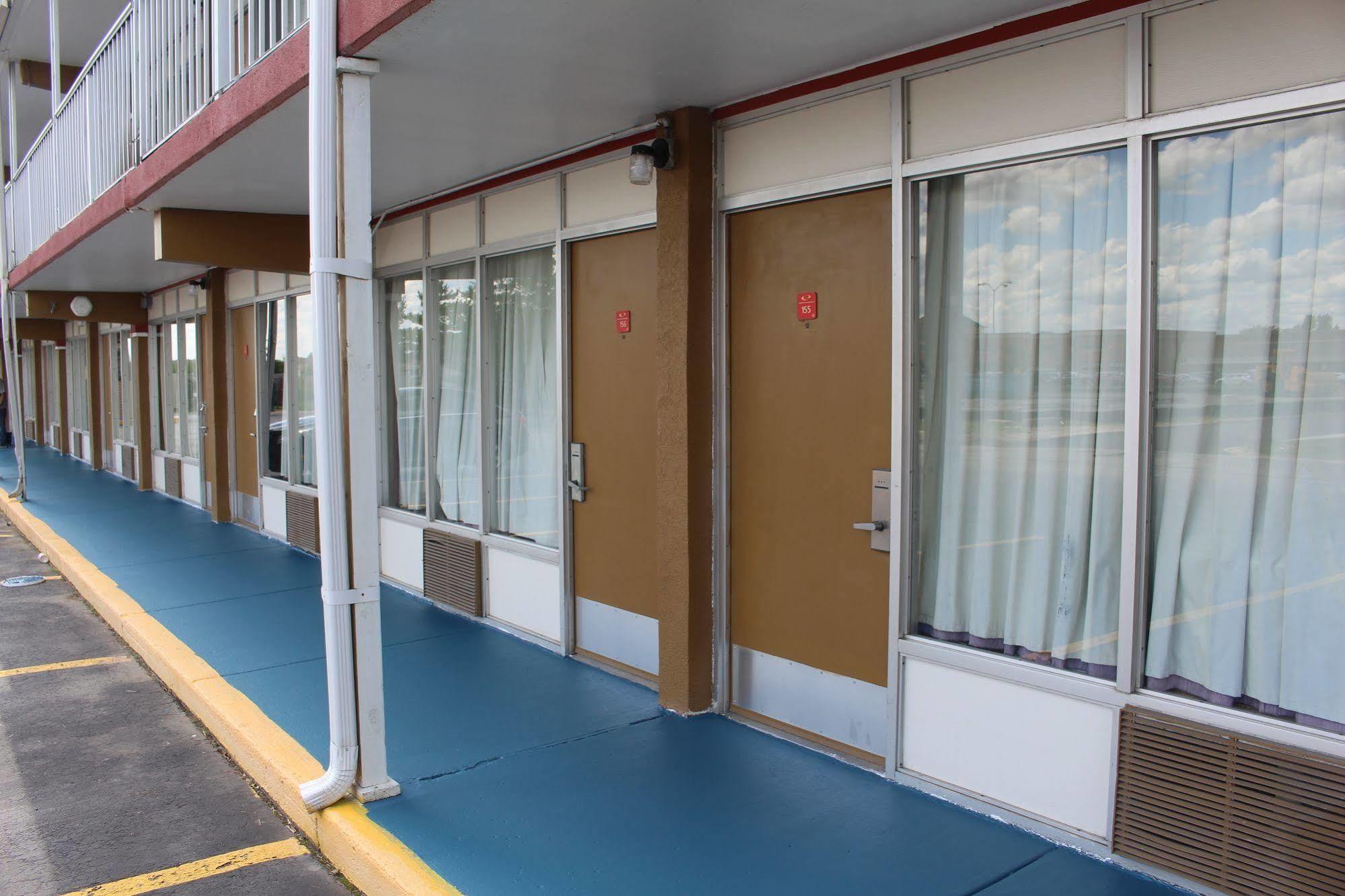 Super 8 By Wyndham Perrysburg-Toledo Hotel Екстериор снимка