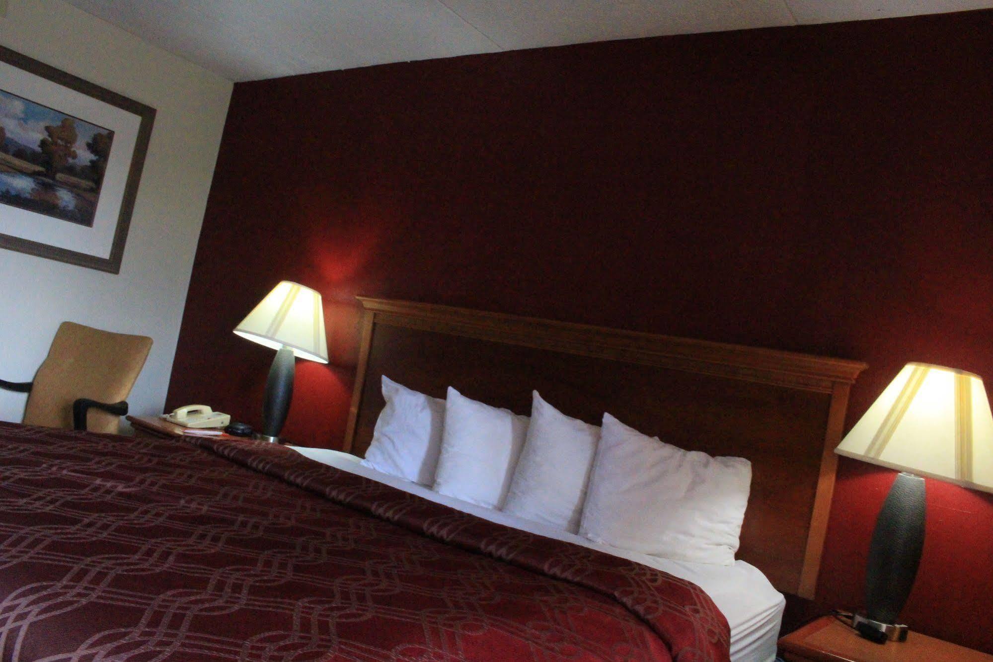 Super 8 By Wyndham Perrysburg-Toledo Hotel Екстериор снимка