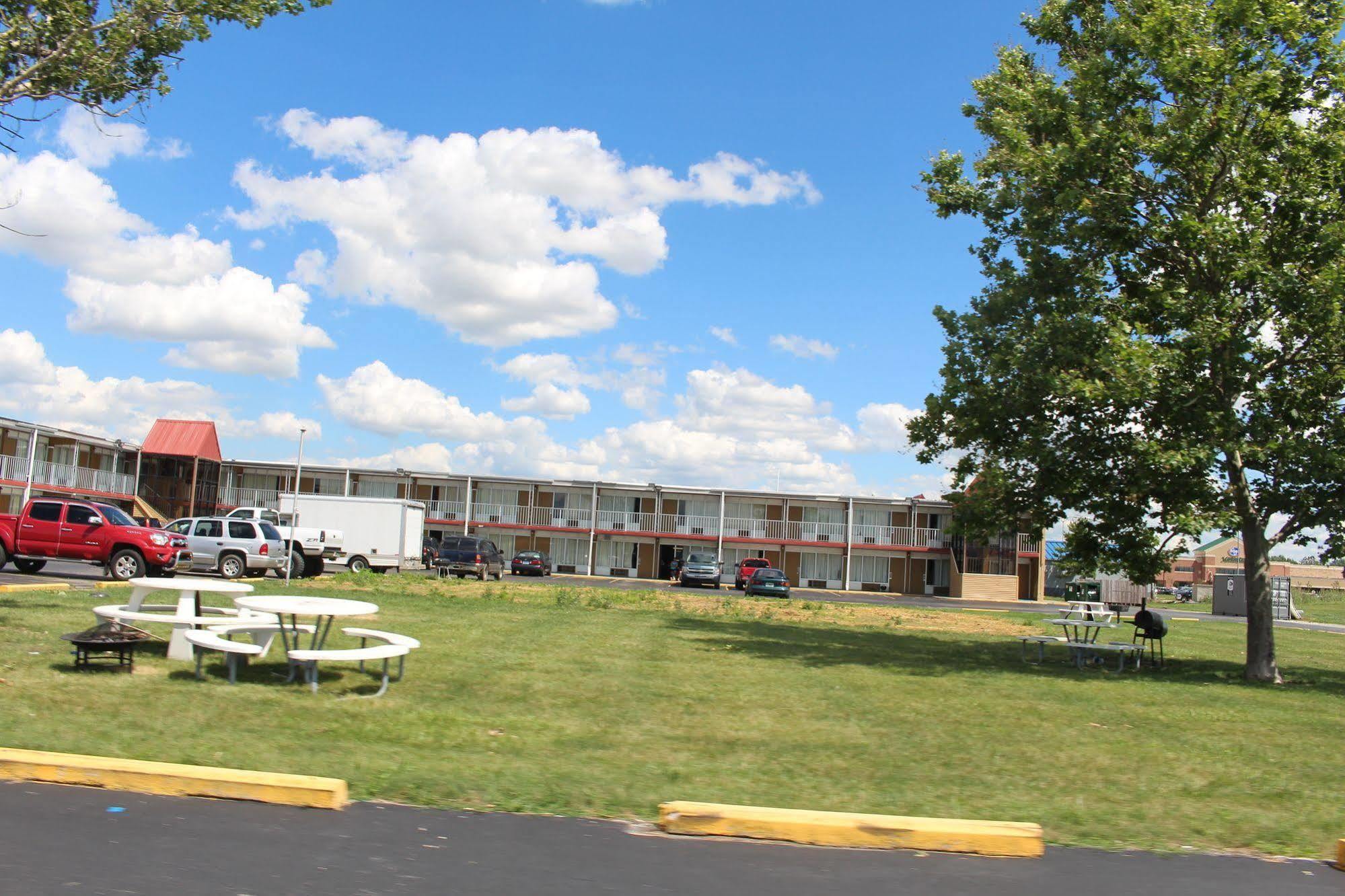 Super 8 By Wyndham Perrysburg-Toledo Hotel Екстериор снимка