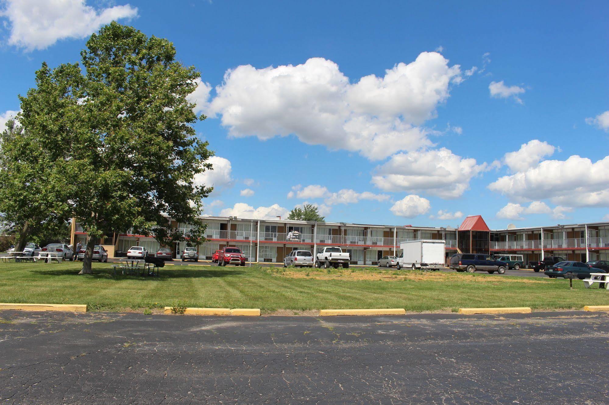 Super 8 By Wyndham Perrysburg-Toledo Hotel Екстериор снимка