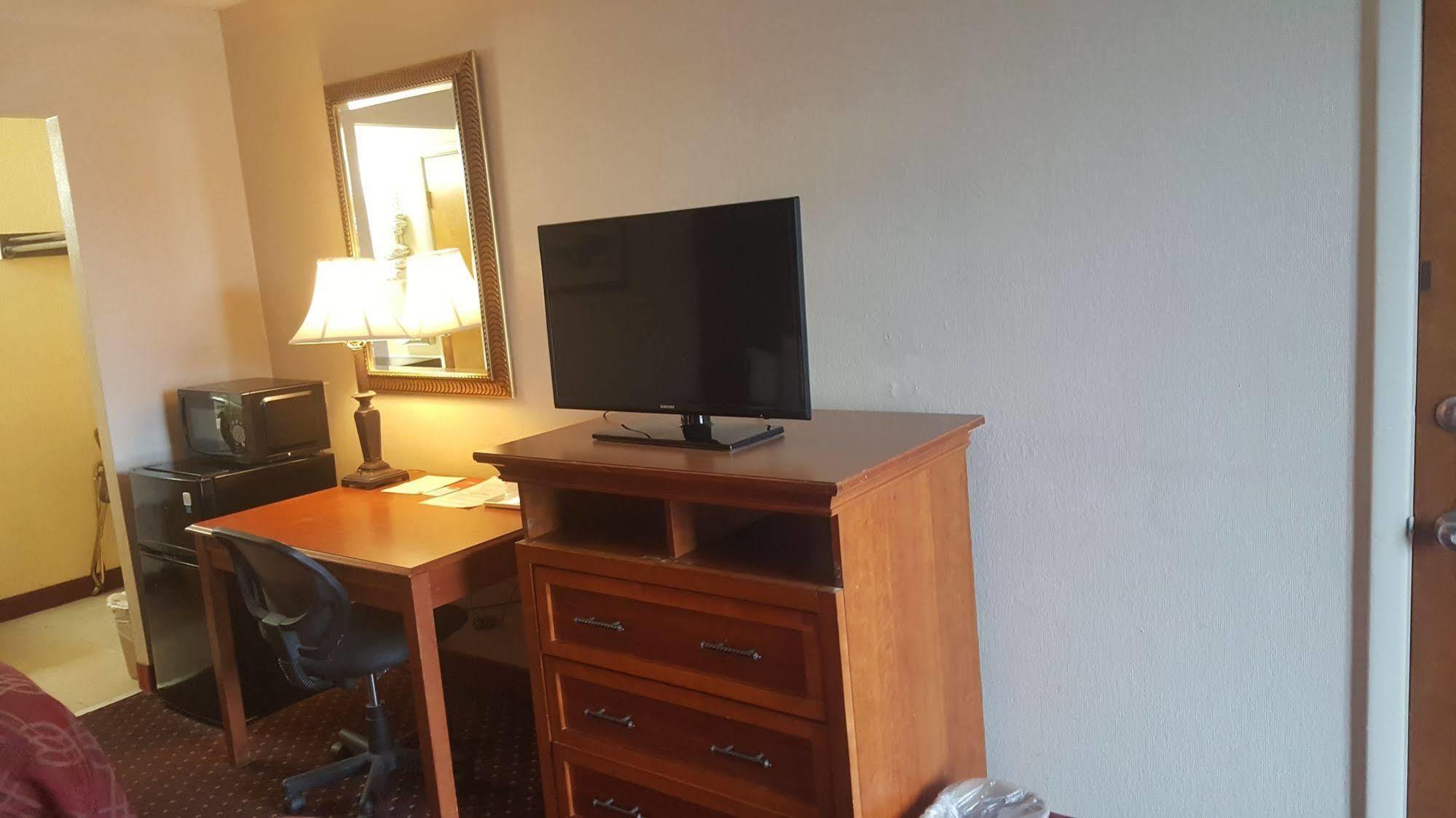 Super 8 By Wyndham Perrysburg-Toledo Hotel Екстериор снимка