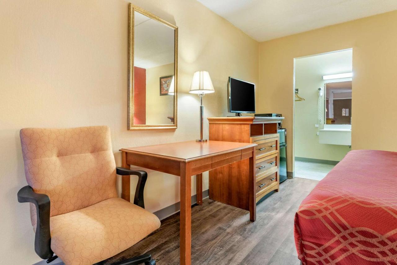 Super 8 By Wyndham Perrysburg-Toledo Hotel Екстериор снимка
