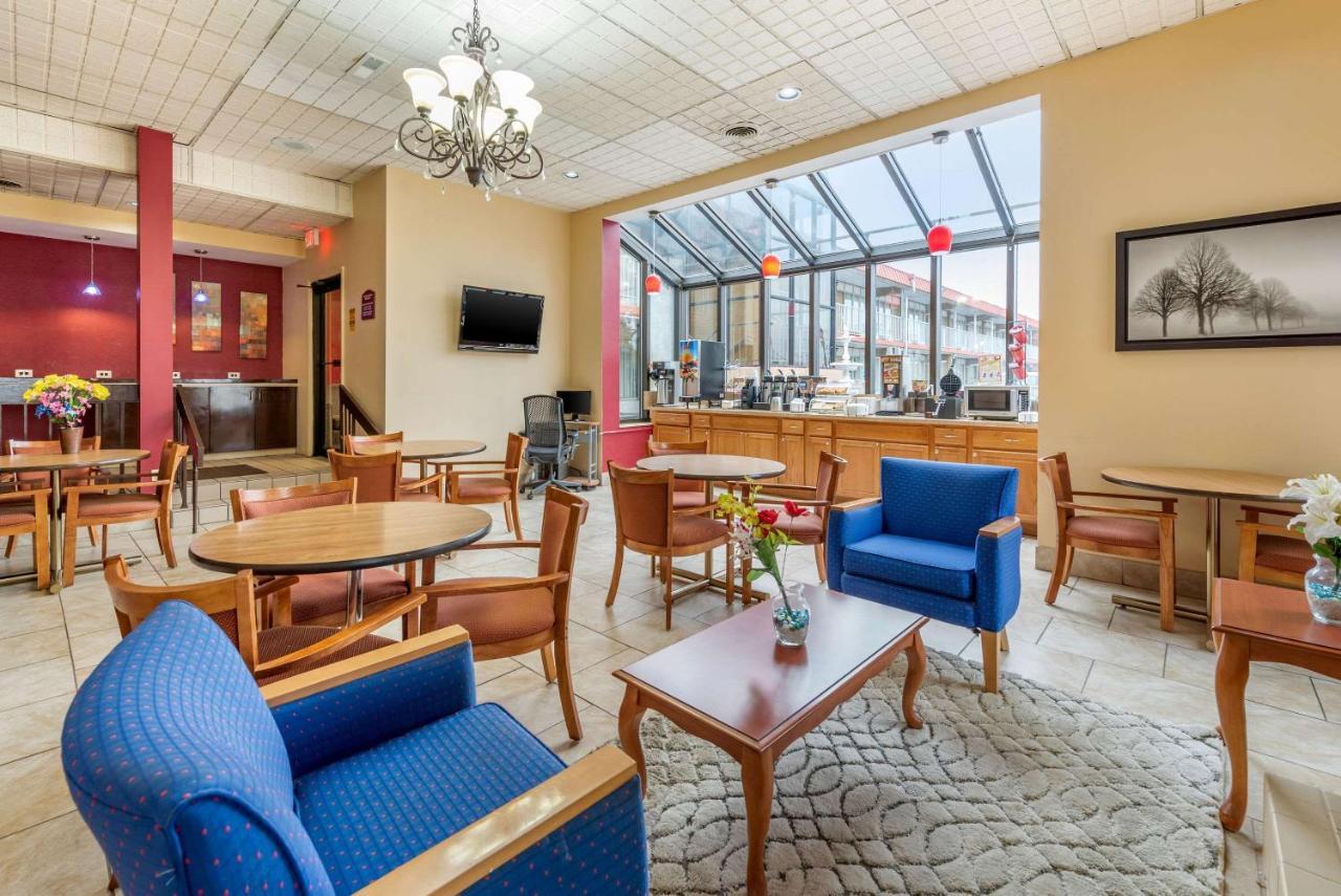 Super 8 By Wyndham Perrysburg-Toledo Hotel Екстериор снимка
