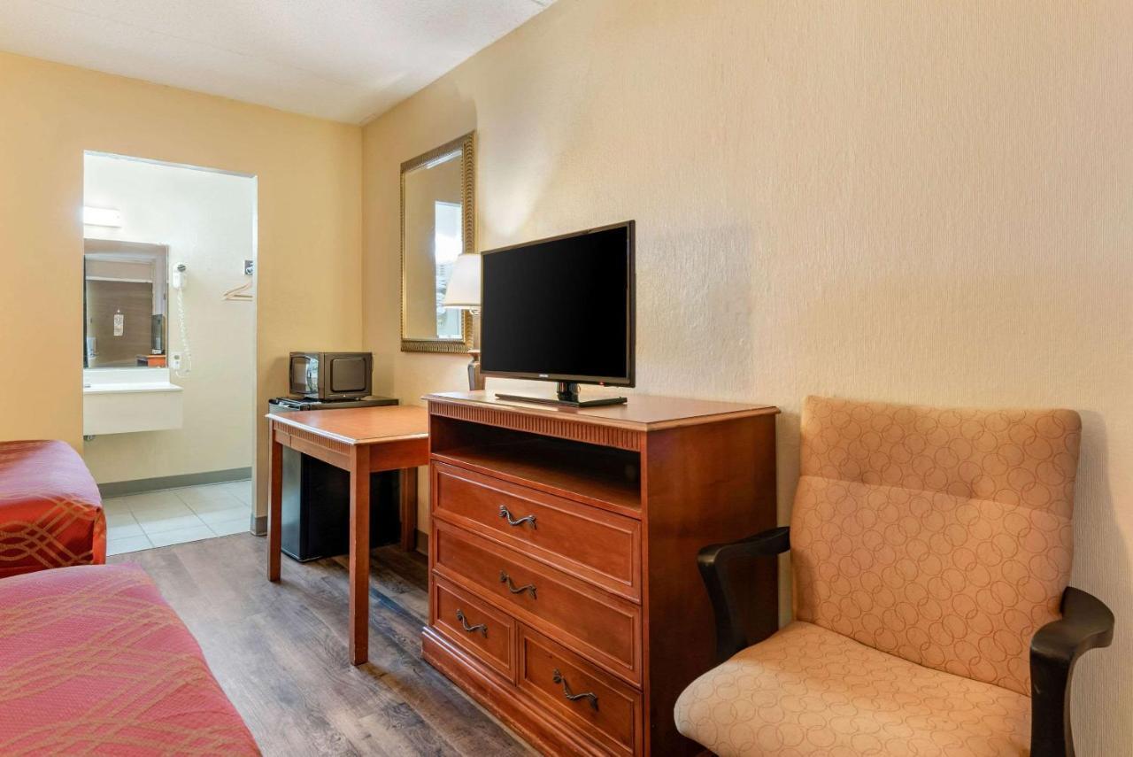Super 8 By Wyndham Perrysburg-Toledo Hotel Екстериор снимка