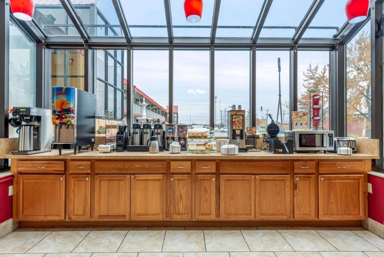 Super 8 By Wyndham Perrysburg-Toledo Hotel Екстериор снимка